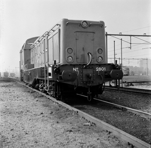 849628 Afbeelding van de diesel-electrische locomotief nr. 2801 van de N.S. op het emplacement te Eindhoven.